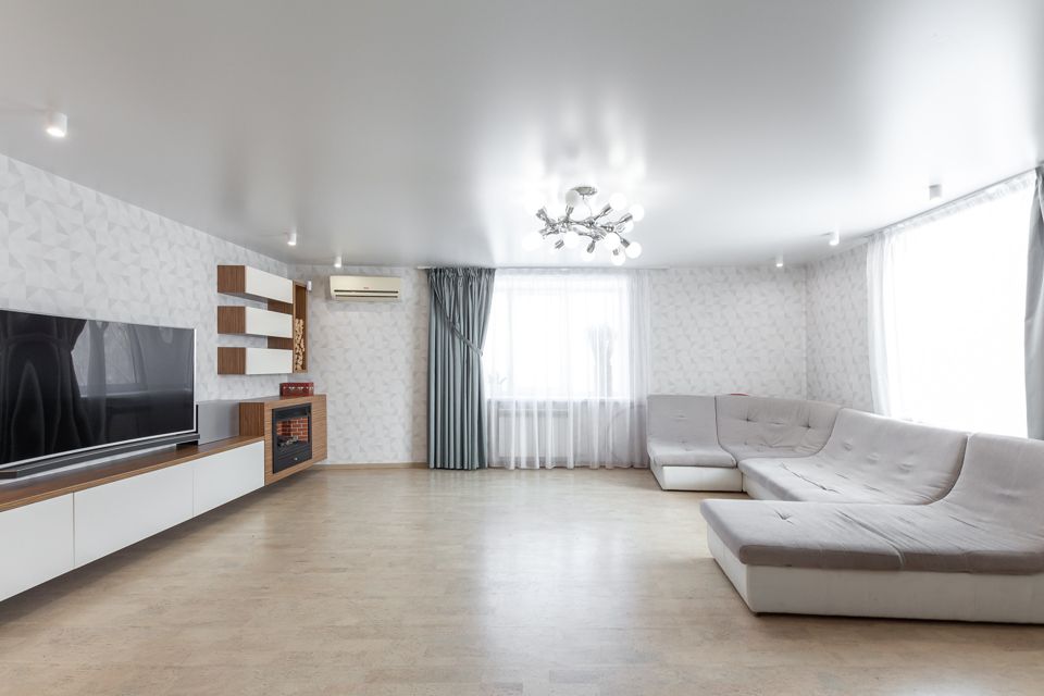 Продаётся 4-комнатная квартира, 132 м²