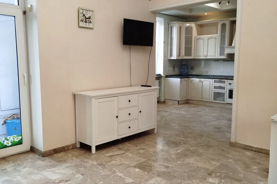 Продаётся 4-комнатная квартира, 213 м²