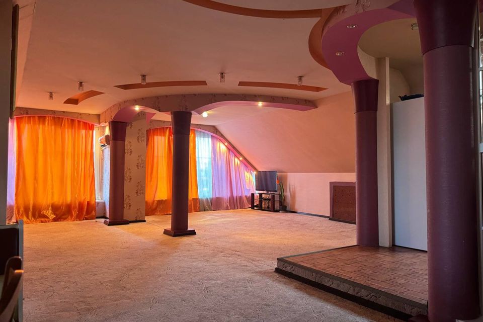 Продаётся 4-комнатная квартира, 210 м²