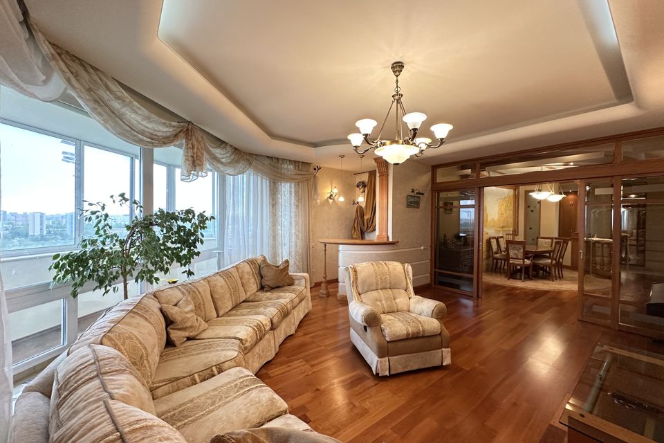 Продаётся 4-комнатная квартира, 179.8 м²