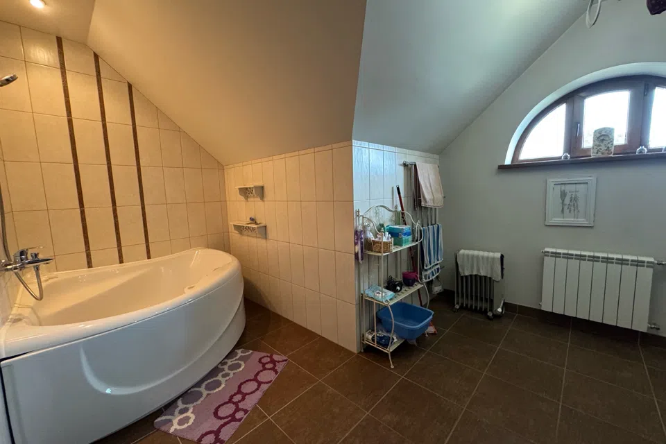 Продаётся 3-этажный дом, 240 м²