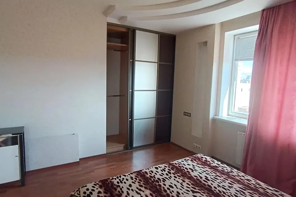 Продаётся 3-комнатная квартира, 142 м²