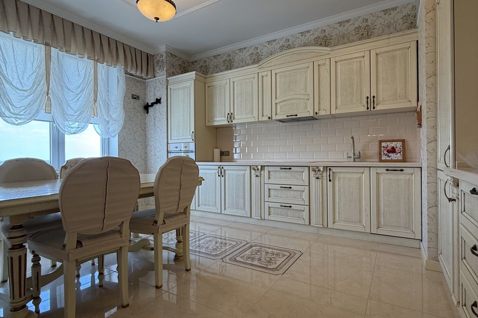 Продаётся 3-комнатная квартира, 130 м²
