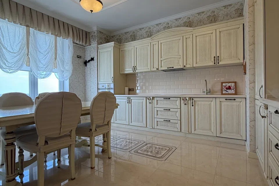 Продаётся 3-комнатная квартира, 130 м²