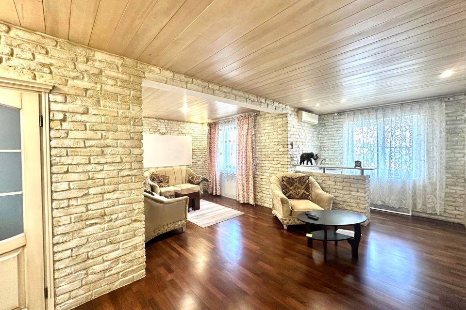 Продаётся 4-комнатная квартира, 162.7 м²