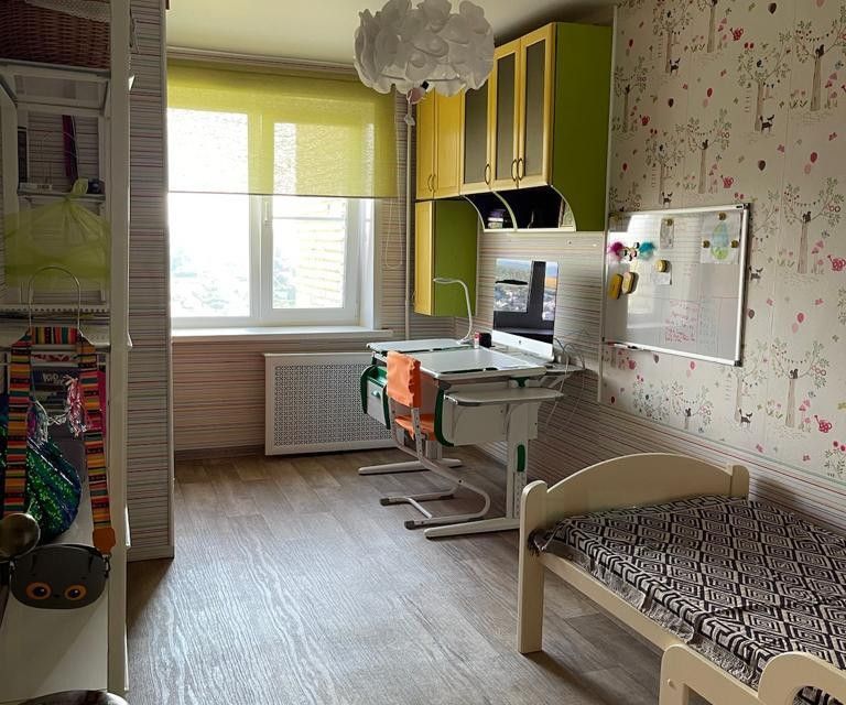 Продаётся 4-комнатная квартира, 82 м²