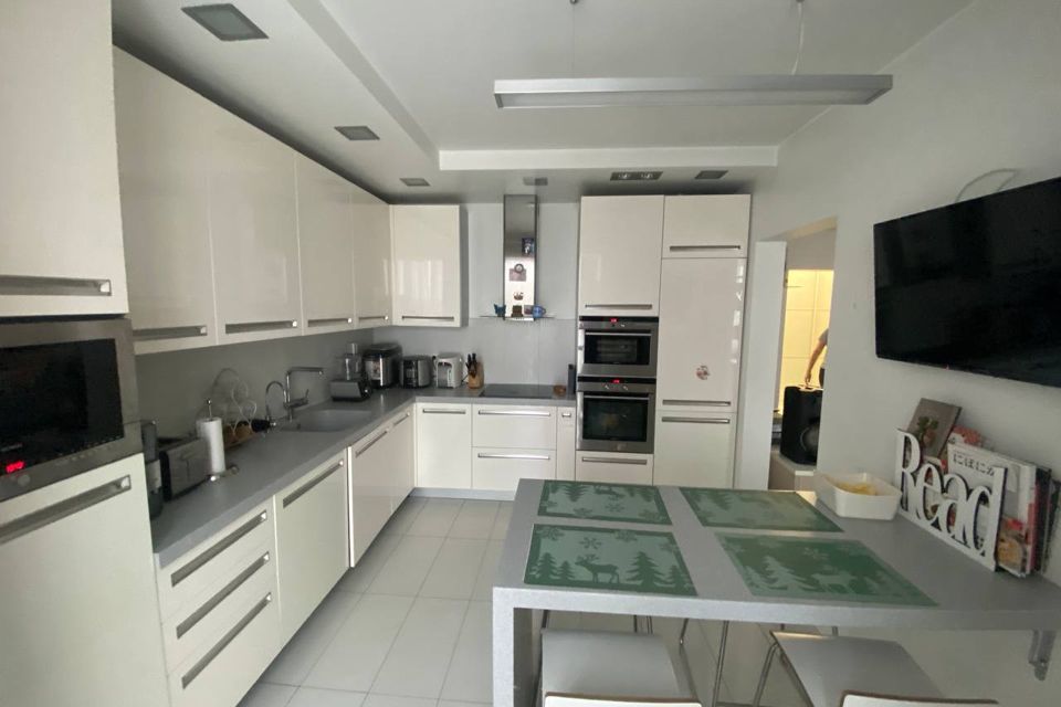 Продаётся 4-комнатная квартира, 104 м²