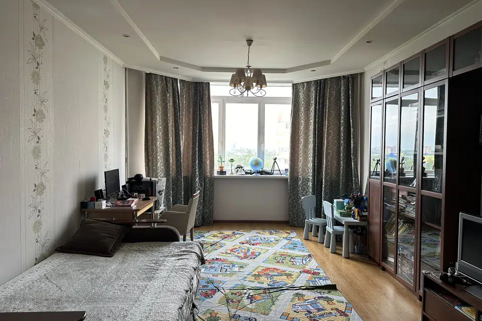 Продаётся 3-комнатная квартира, 107.5 м²