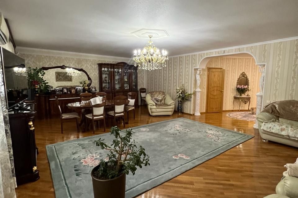 Продаётся 3-комнатная квартира, 179 м²