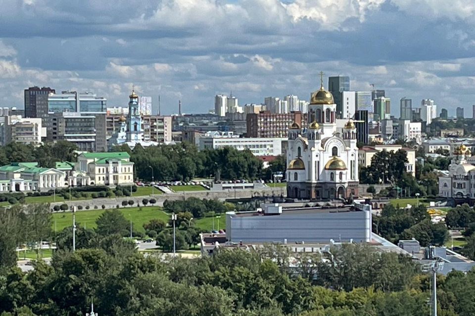 Продаётся 4-комнатная квартира, 140 м²