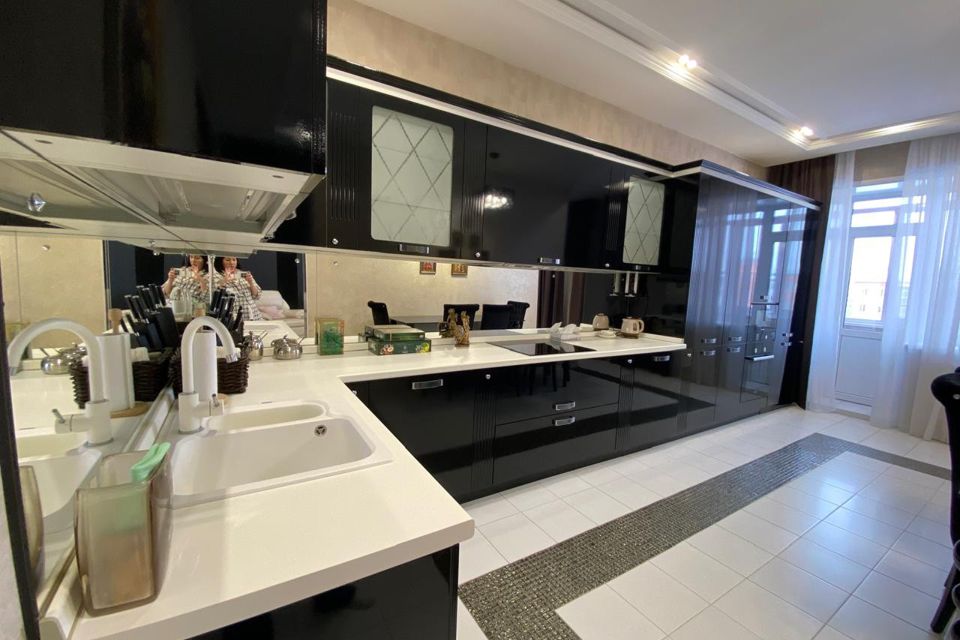 Продаётся 3-комнатная квартира, 101.7 м²