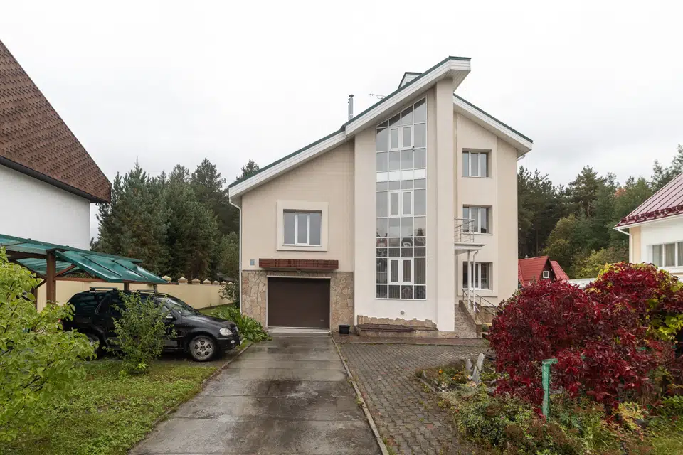 Продаётся 3-этажный дом, 358 м²