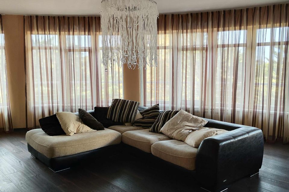 Сдаётся 3-комнатная квартира, 140 м²