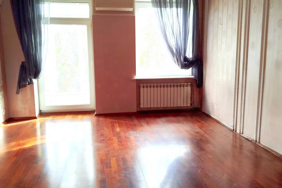 Продаётся 4-комнатная квартира, 213 м²