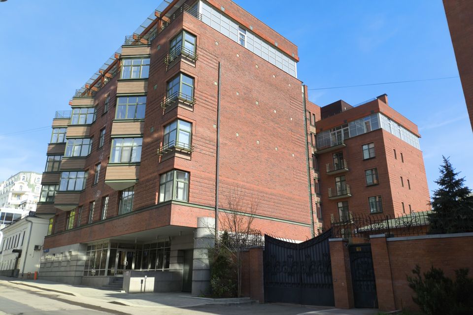 Продаётся 4-комнатная квартира, 147 м²