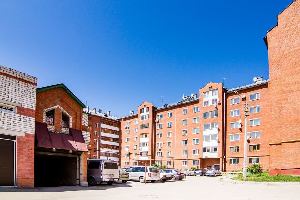 Продаётся 4-комнатная квартира, 225.9 м²