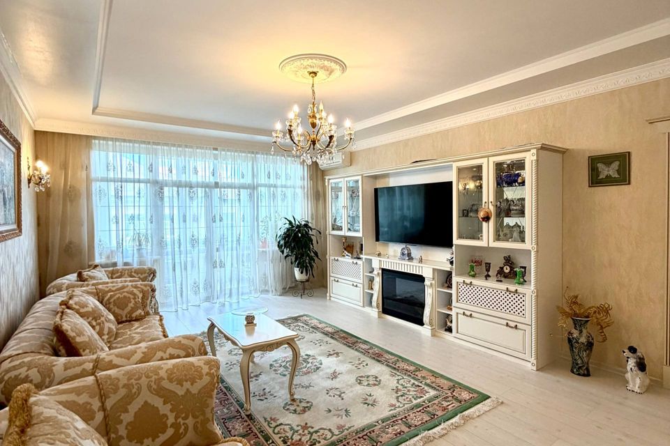 Продаётся 3-комнатная квартира, 140 м²