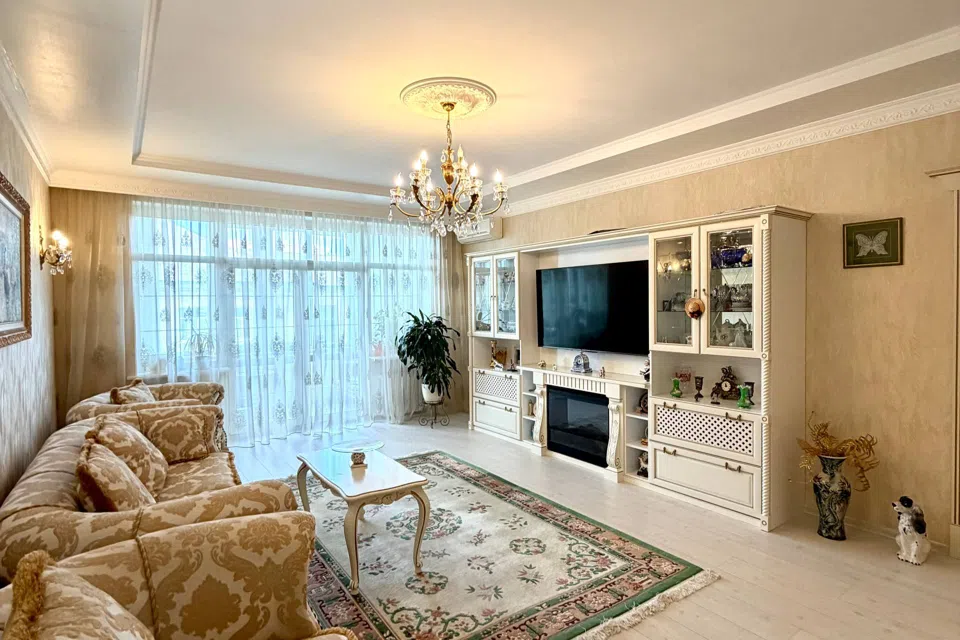 Продаётся 3-комнатная квартира, 140 м²