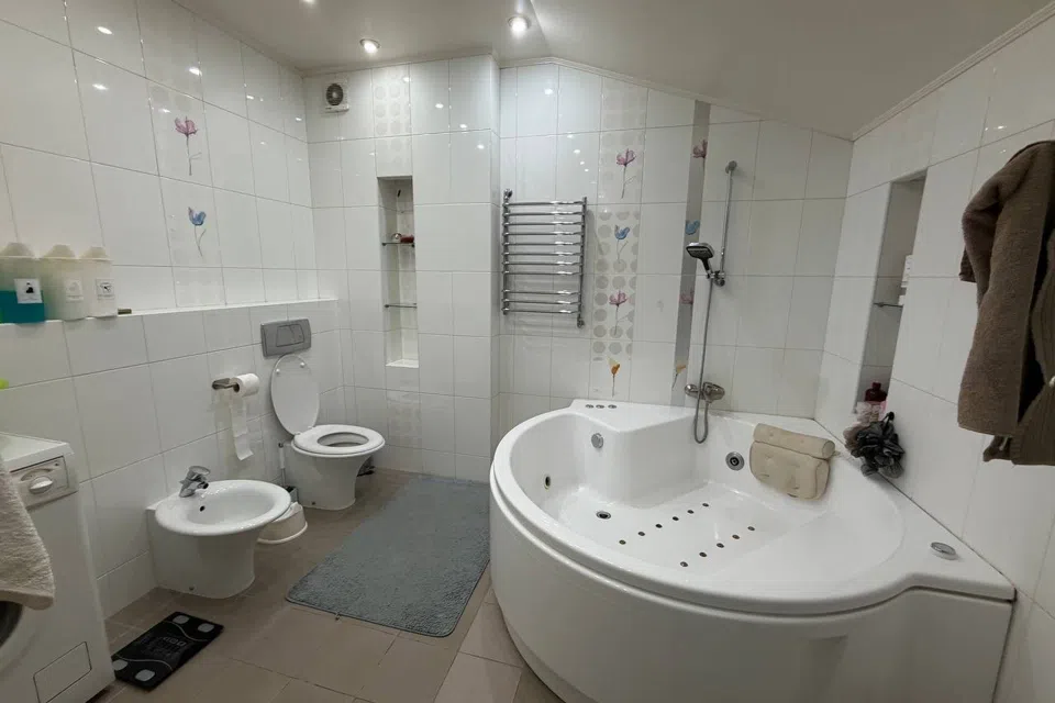 Продаётся 3-комнатная квартира, 130 м²