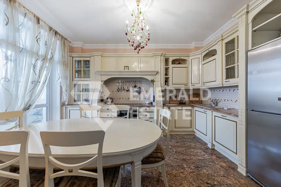 Продаётся 4-комнатная квартира, 154.3 м²