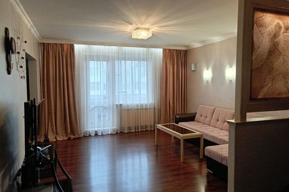 Продаётся 4-комнатная квартира, 125 м²