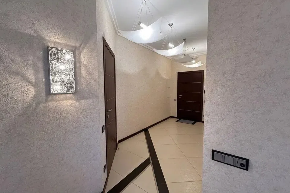 Продаётся 3-комнатная квартира, 145 м²