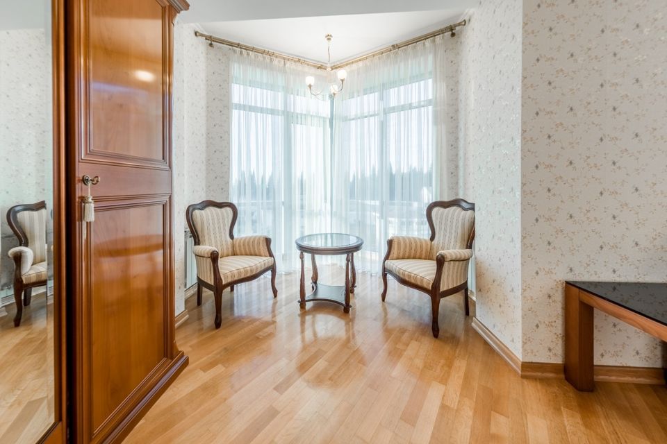 Продаётся 4-комнатная квартира, 169 м²