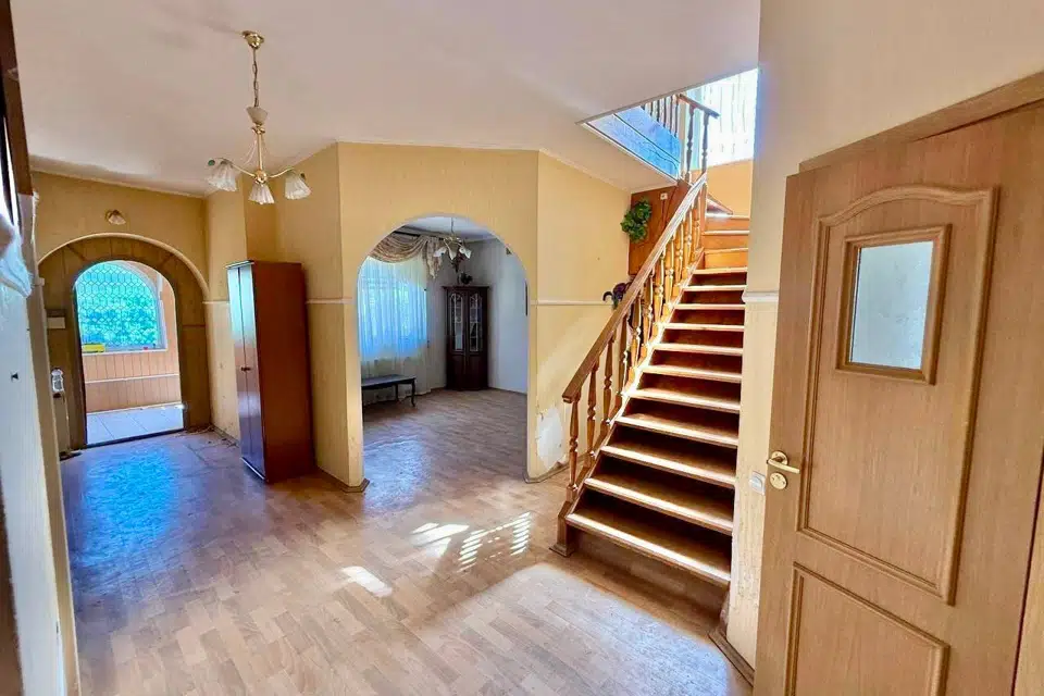 Продаётся 3-этажный дом, 250 м²