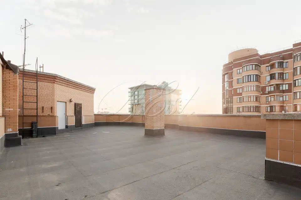 Продаётся 4-комнатная квартира, 270 м²
