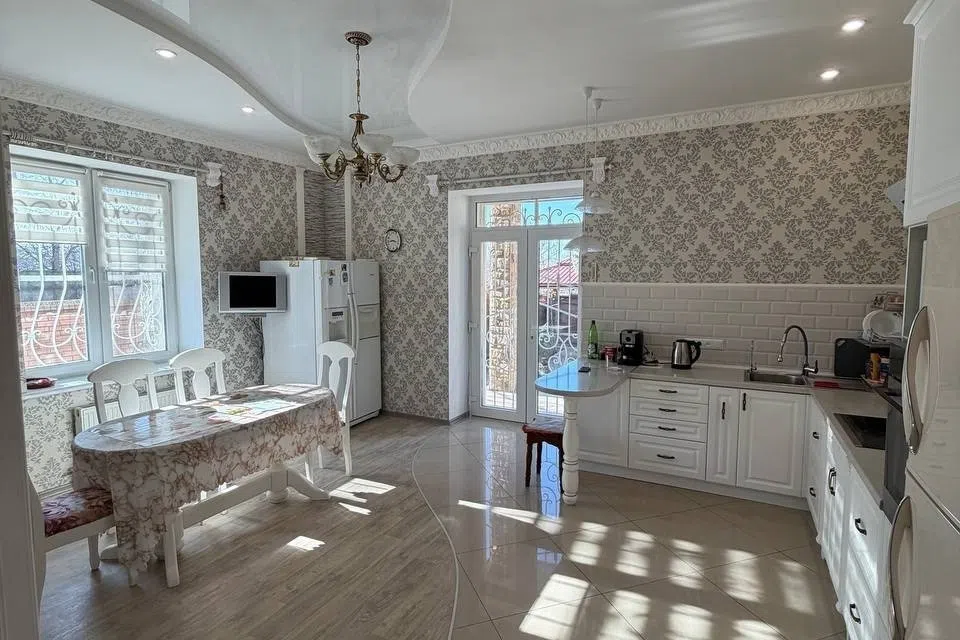 Продаётся 2-этажный дом, 292 м²