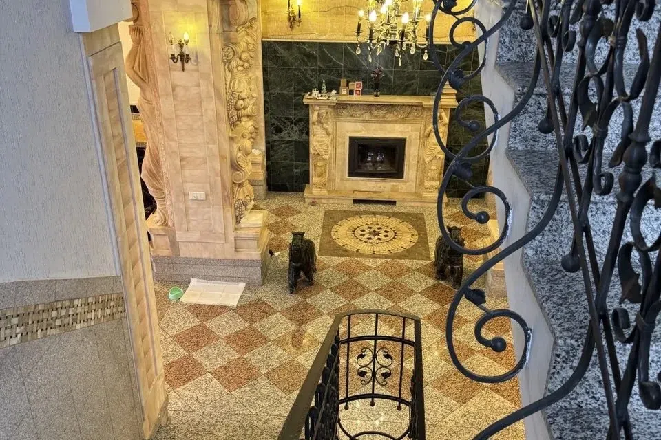 Продаётся 3-этажный дом, 500 м²