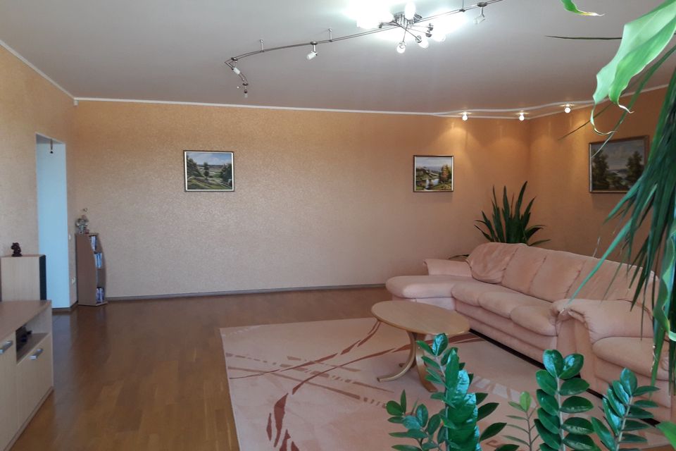 Продаётся 3-комнатная квартира, 158 м²