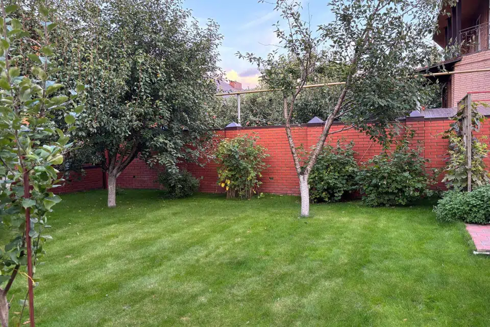 Продаётся 3-этажный дом, 360 м²