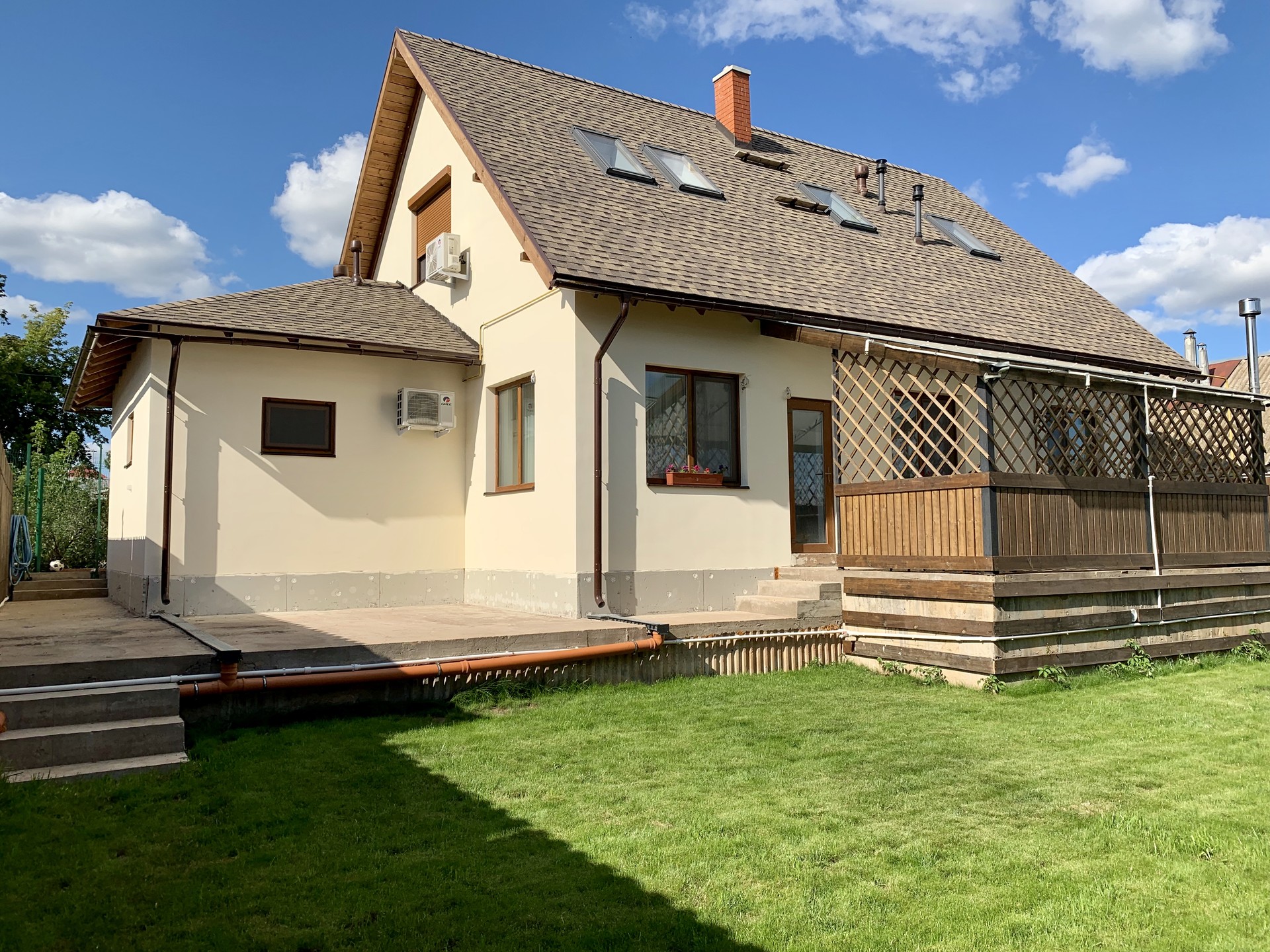 Дома которые продают. Есть дома на продажу. Двухэтажный коттедж. Есть дома на продажу. 2 этажный дом.