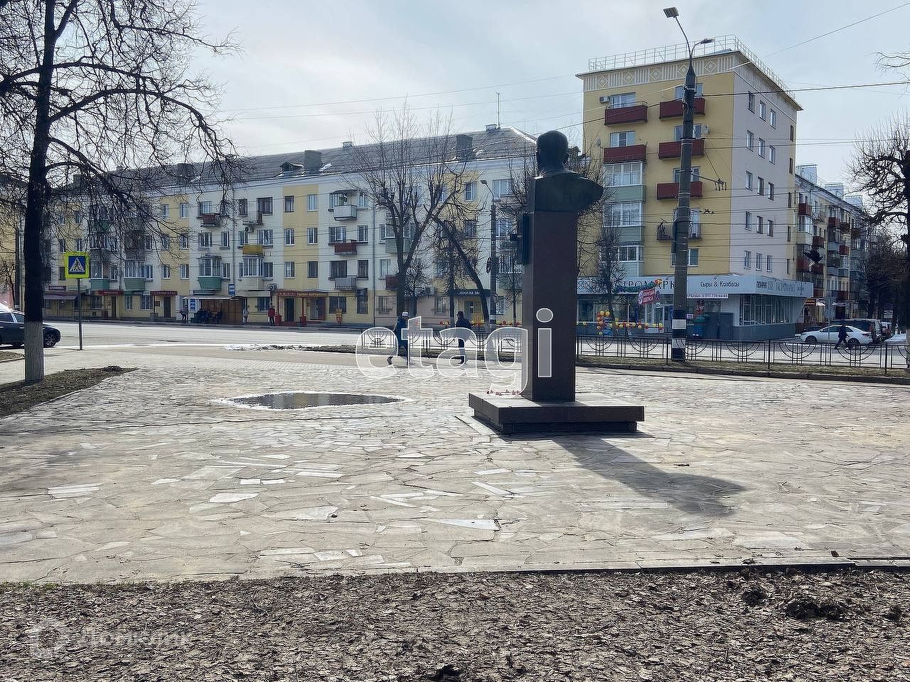 Памятник Грибоедову в Волгограде. Южный Кемерово. Волгоград бюст Грибоедова. Памятник Гагарину в Караганде.