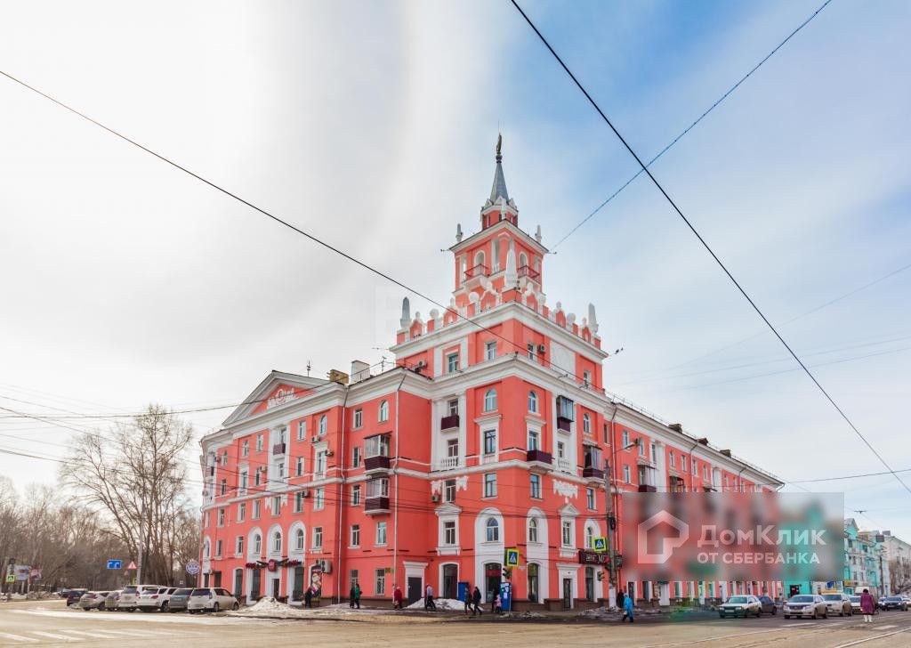 Комсомольск на амуре новое ленина. Дом со шпилем Комсомольск на Амуре. Ленина 21 Комсомольск-на-Амуре. Улица Ленина Комсомольск на Амуре. Дом со шпилем Комсомольск на Амуре площадь Ленина.