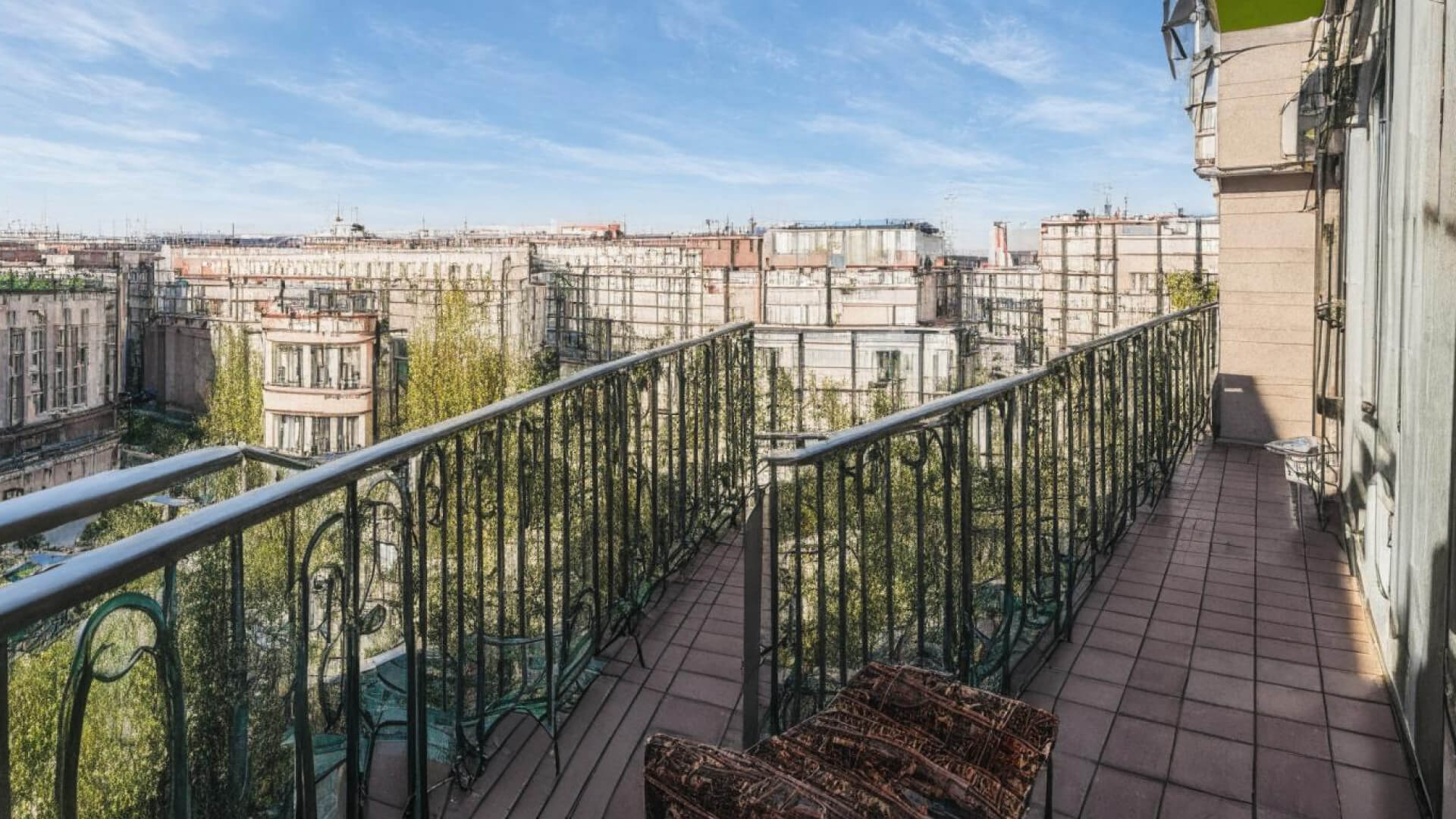Еще один запрос: «Москва, улица Краснопрудная, квартира, балкон». Балкон оказался большущим и многоуровневым, уходящим куда-то в неизвестность.