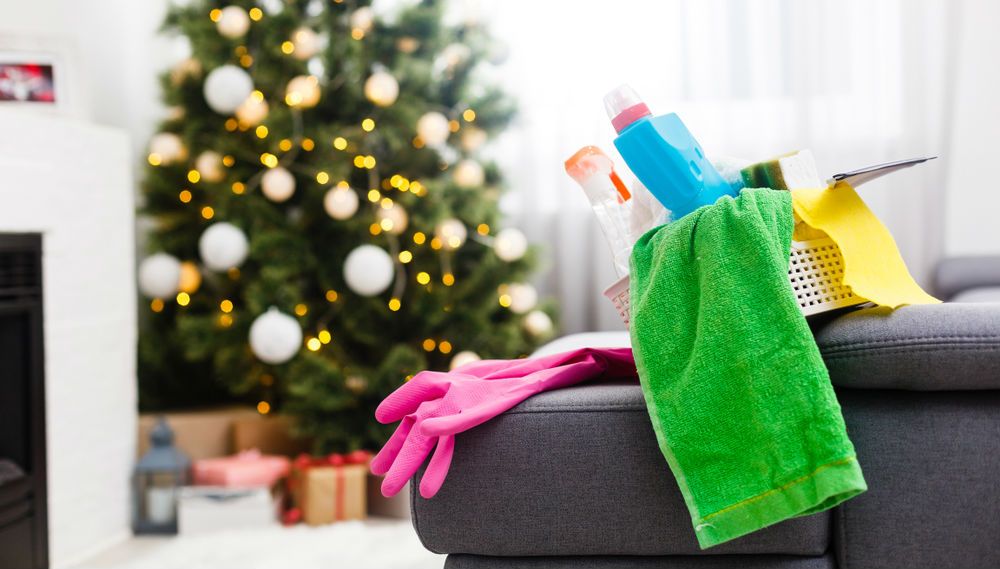 Как быстро убрать квартиру после новогодних праздников