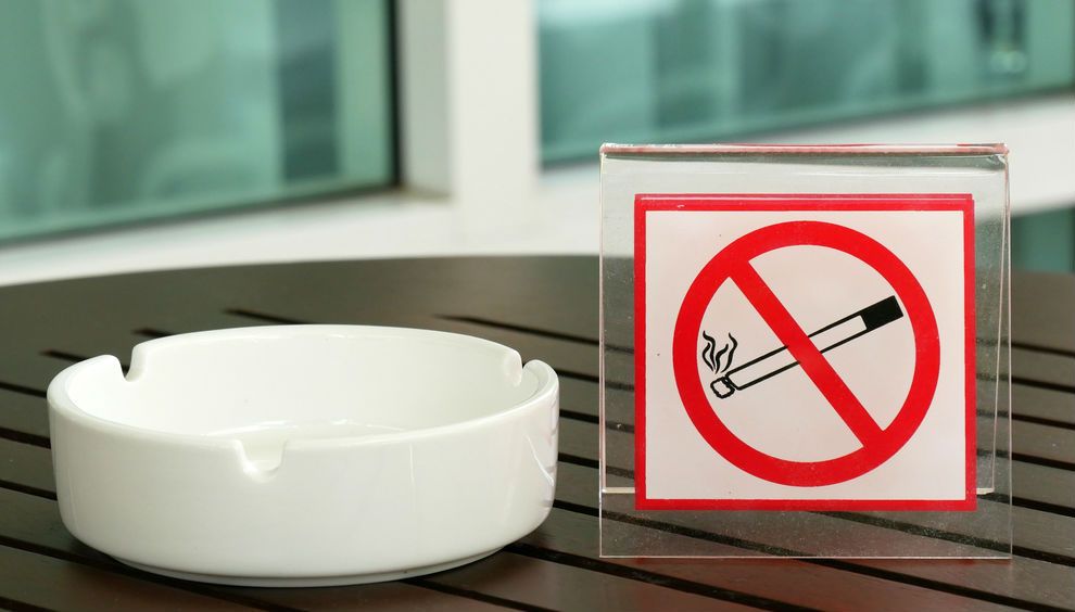 Курение на балконе в своей квартире: можно или нельзя