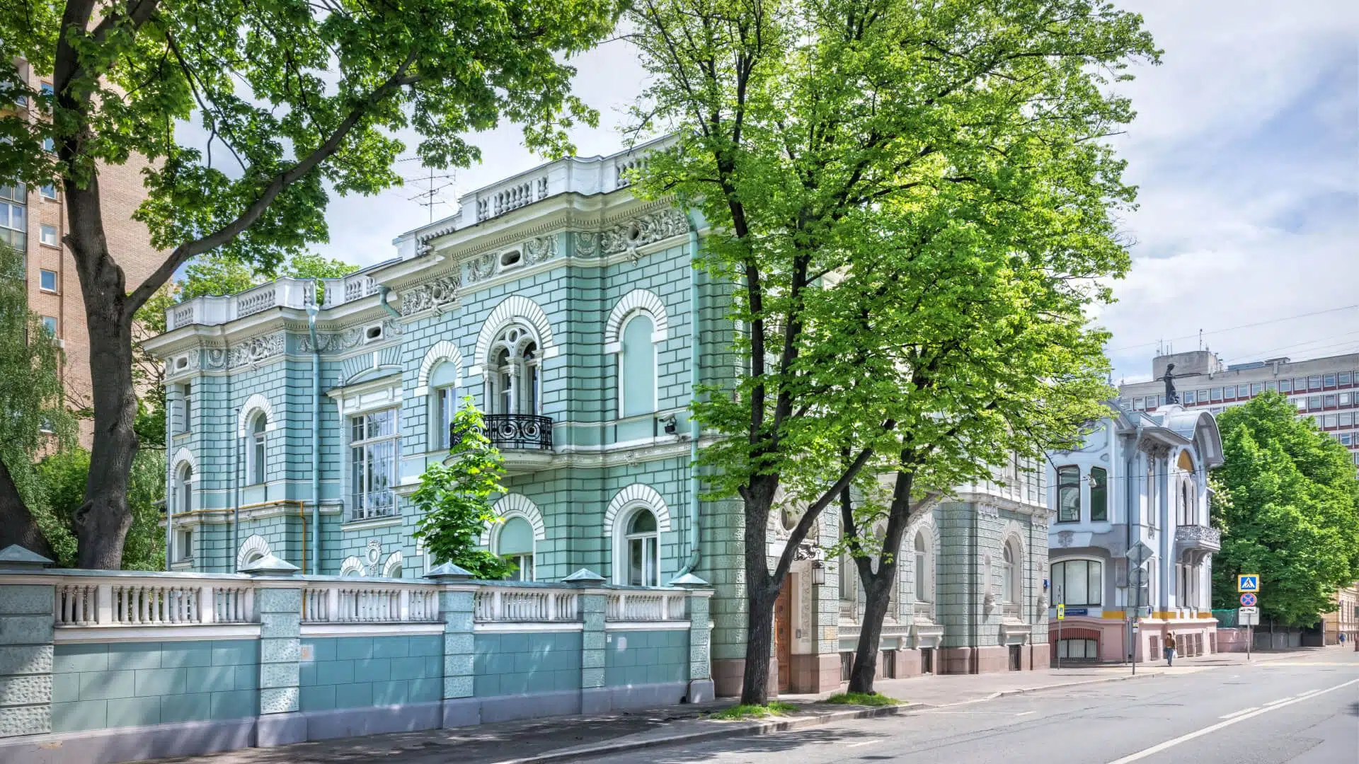 Район Арбат в Москве: детские сады, школы, жилье, история района,  интересные и красивые места на новом и старом Арбате, инфраструктура и  общественный транспорт - Недвижимость - Журнал Домклик