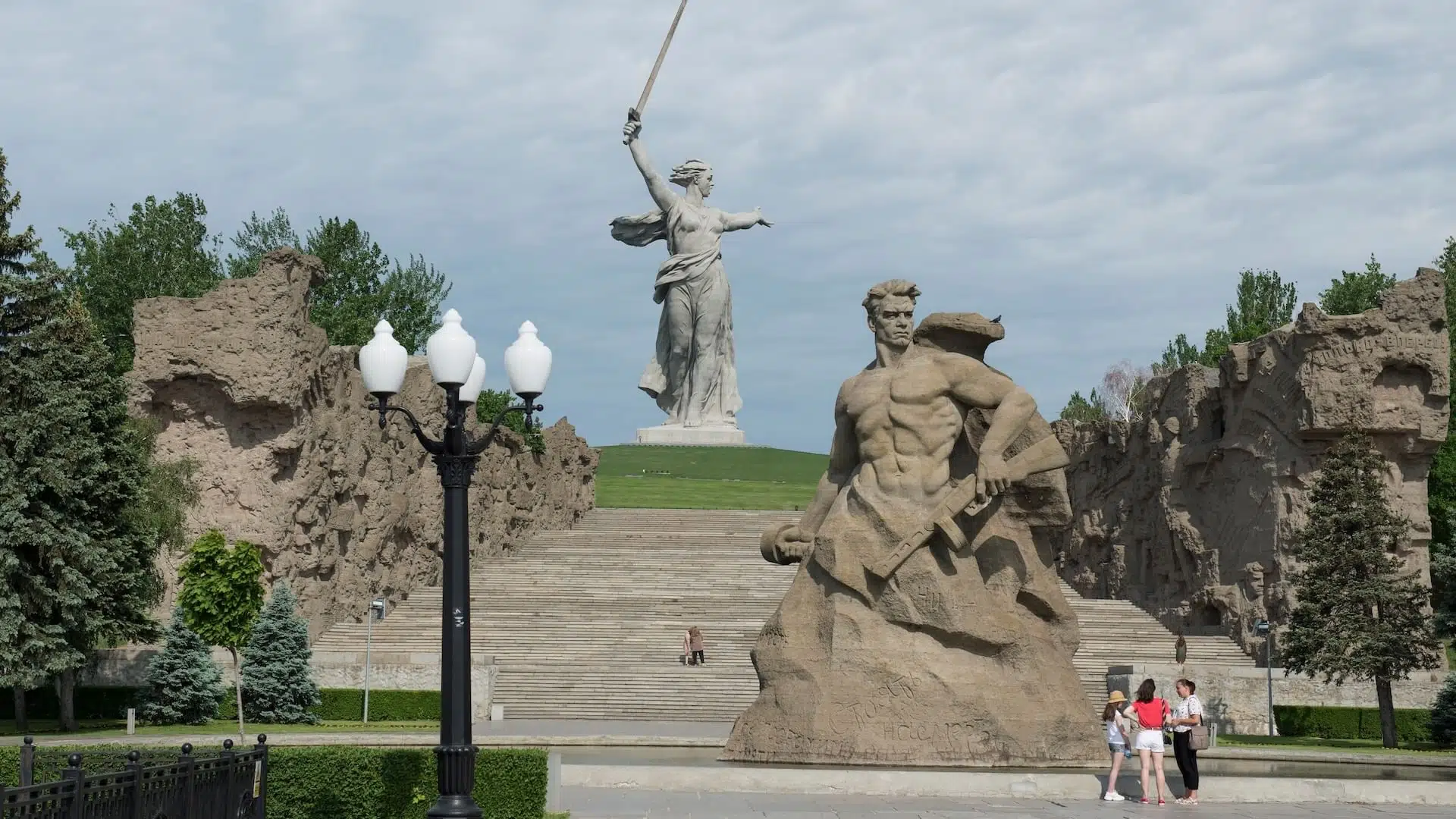 Мамаев курган. Вид со стороны площади «Стоявших насмерть».