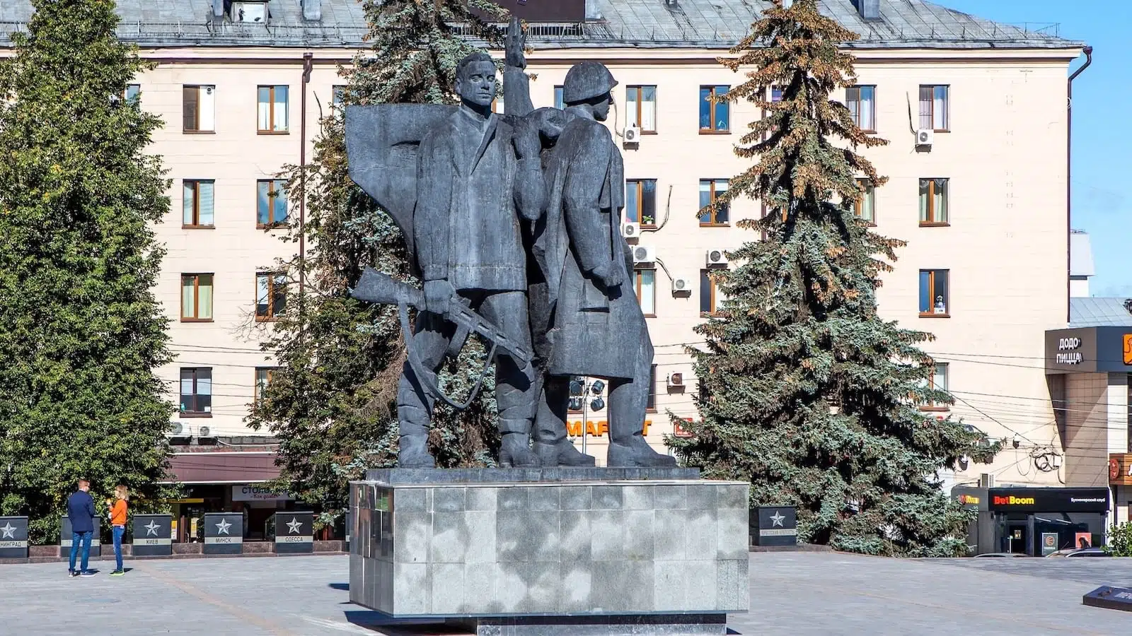 Площадь Победы. Мемориал героическим защитникам Тулы