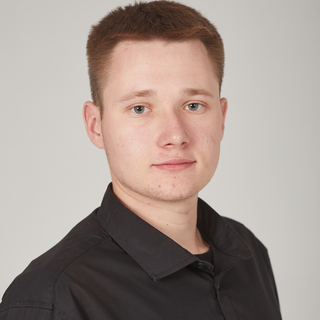 Данил Леонов