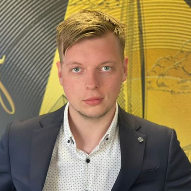 Максим Нюхин