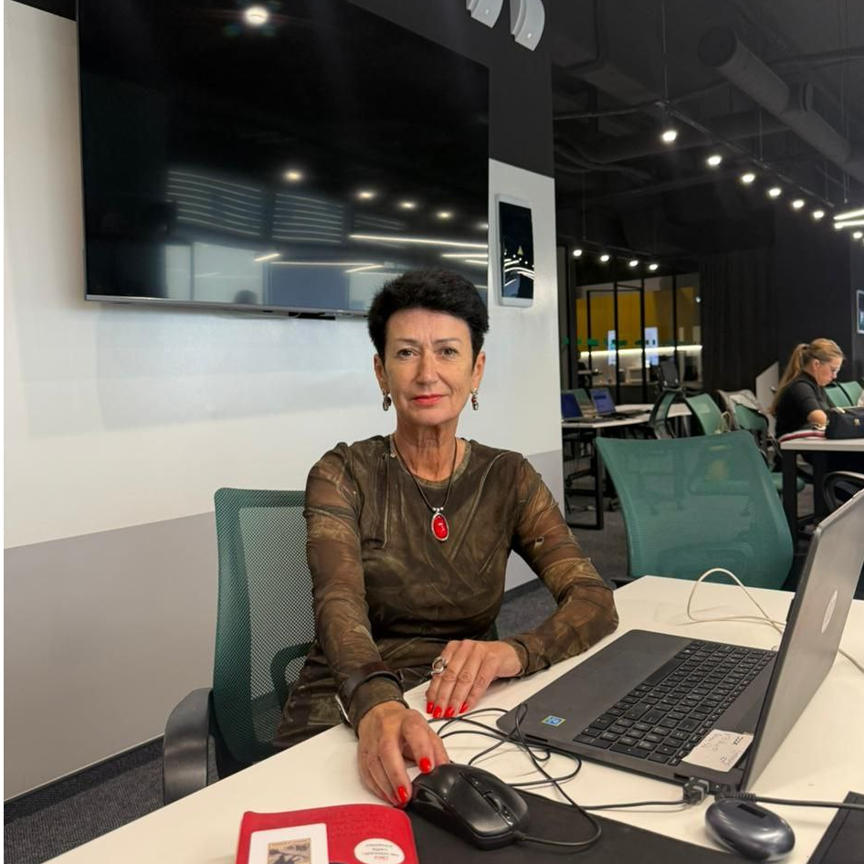 Алёна Эйнюс