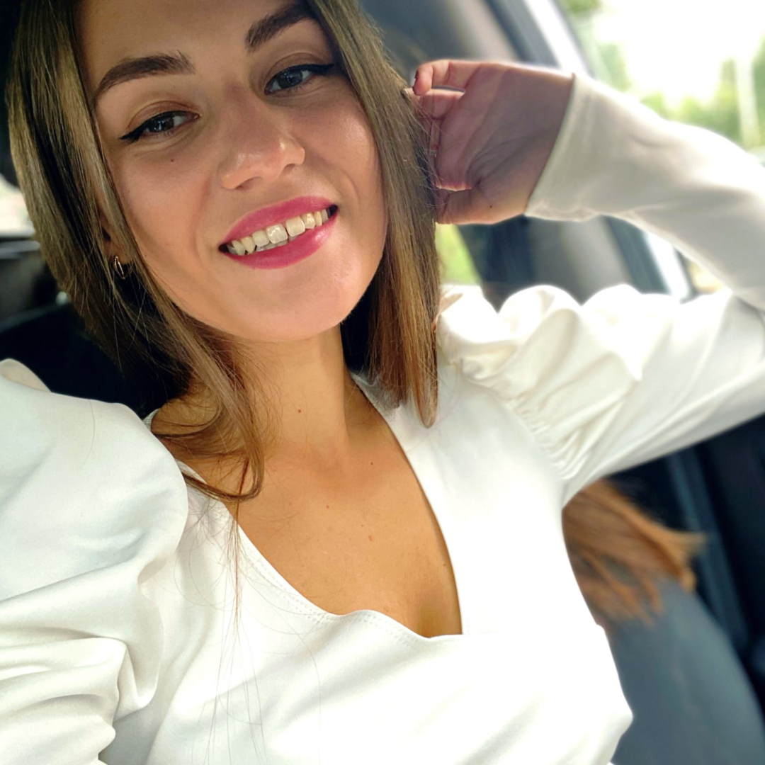 Яна Угарова