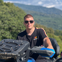 Максим Попов