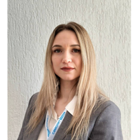 Яна Попова