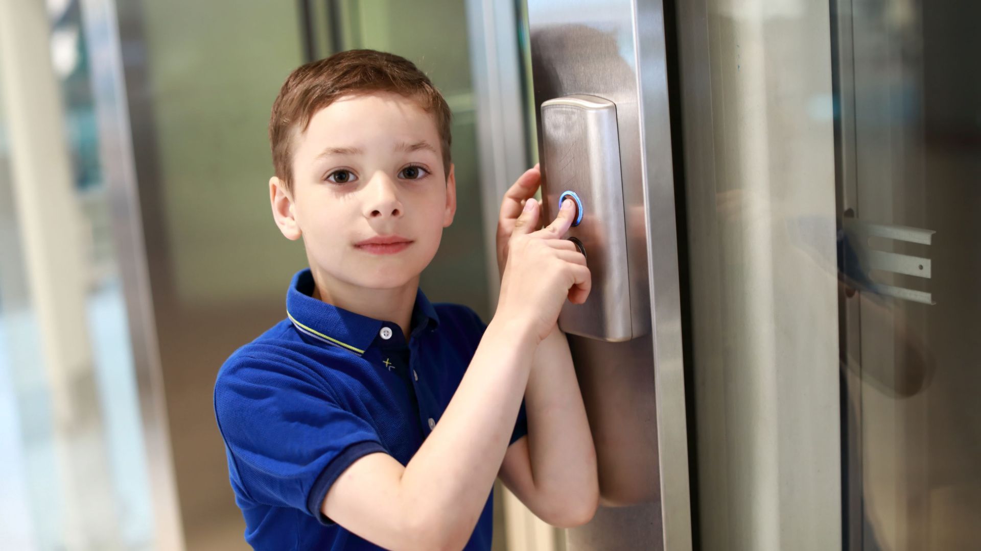 Как призвать мальчика. Лифт для детей. Ребенок вызывает лифт. Маленькие дети в лифте.