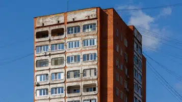 Правила переселения из аварийного жилья хотят изменить в России